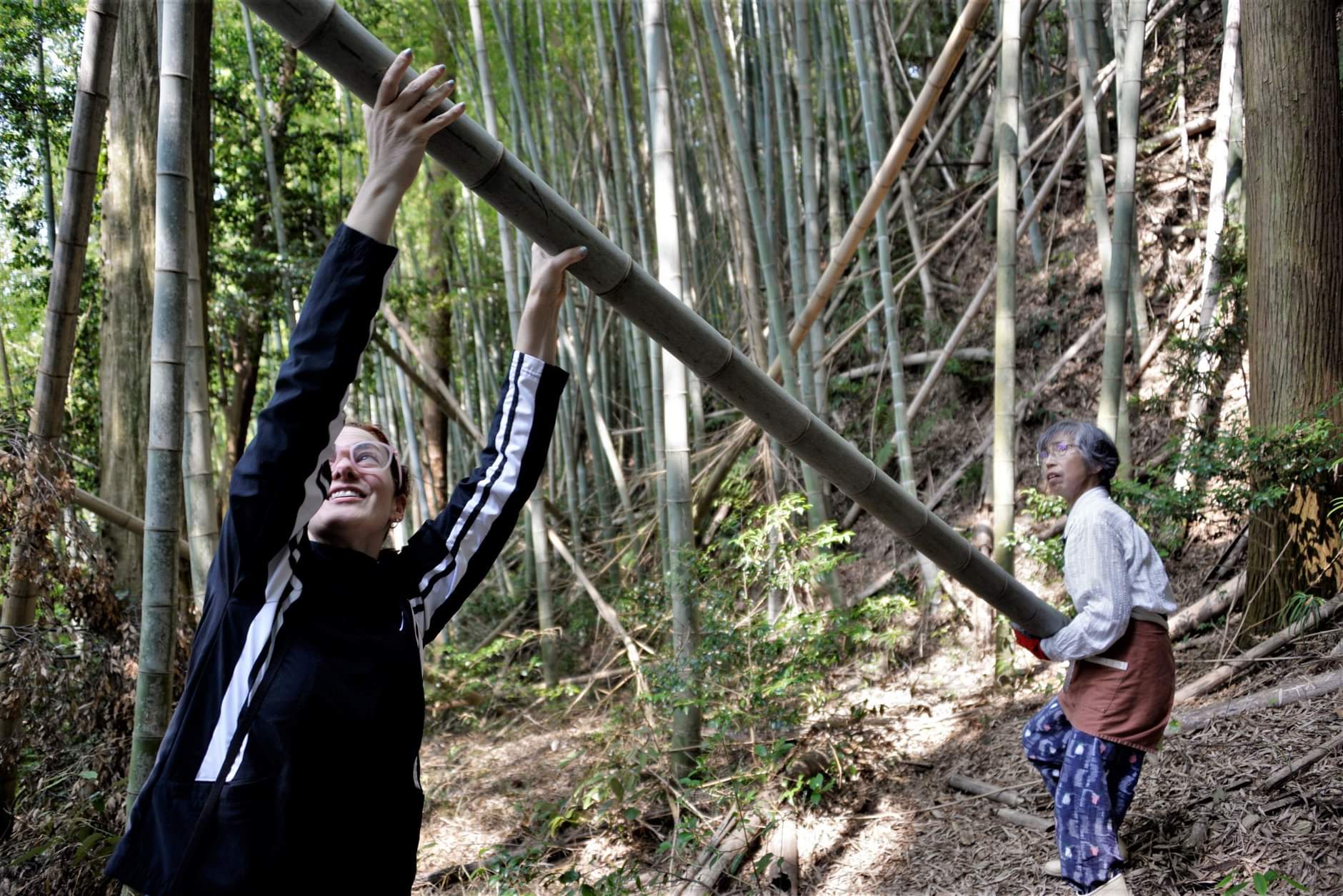 テキサスから参加のスーアンさんは、代表のお母さんと一緒に裏山で竹を取りに行きました！